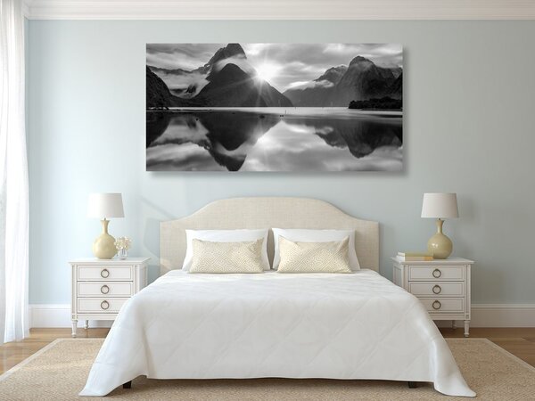 Tablou Milford Sound la răsărit de soare în design alb-negru