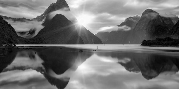 Tablou Milford Sound la răsărit de soare în design alb-negru