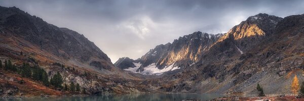 Tablou munți maiestuoși cu lacul