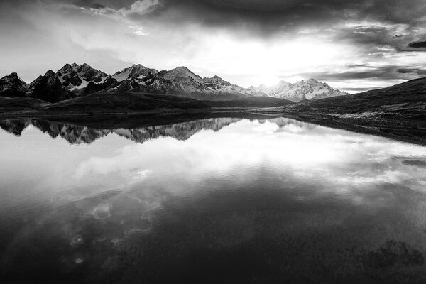 Fototapet lac de munte în alb-negru