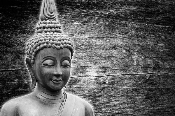 Tapet statuie Budha pe fundalul din lemn în alb-negru