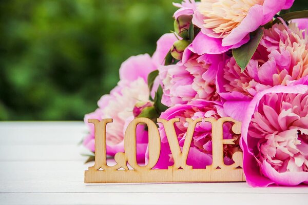 Fototapet bujori cu inscripție Love
