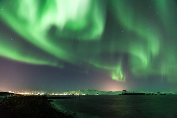 Fototapet aurora verde neobișnuită