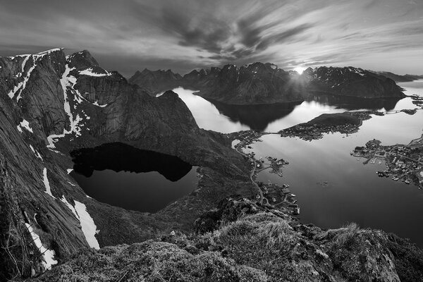 Fototapet panorama montană în design alb-negru