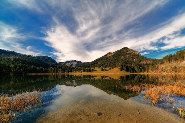 Fototapet lacul sub dealuri