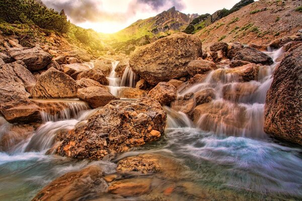 Tapet cascade de munte înalt