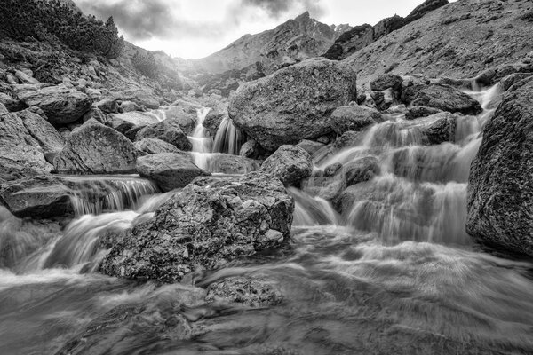 Tapet cascade de munte alb-negru