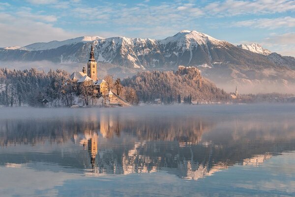 Fototapet biserica de lângă lacul Bled din Slovenia