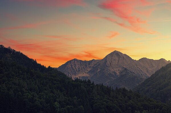 Fototapet apus de soare pe munte