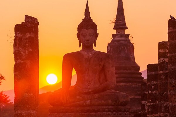 Fototapet Statuia Buddha în mijlocul pietrelor