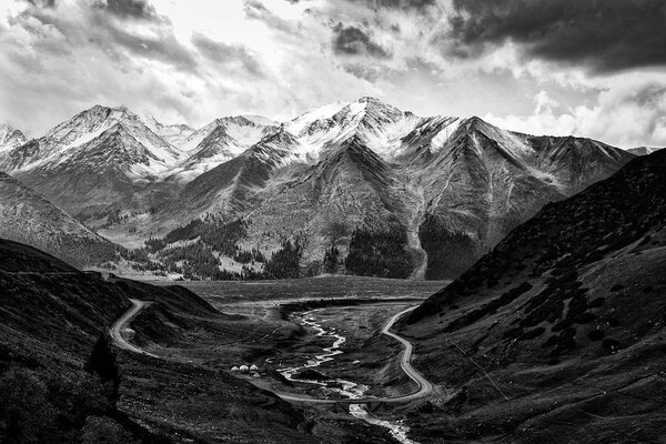 Fototapet panorama montană în alb-negru