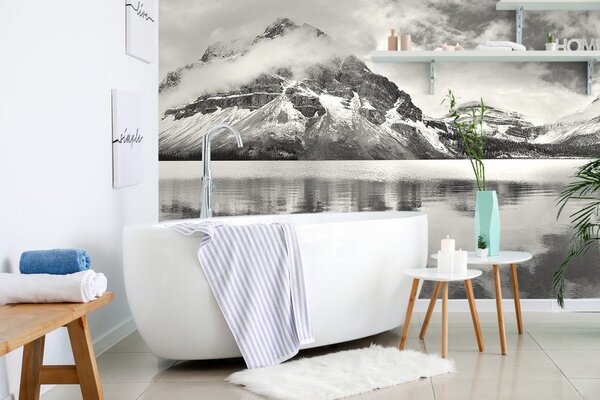 Fototapet lacul din apropierea muntelui în alb-negru