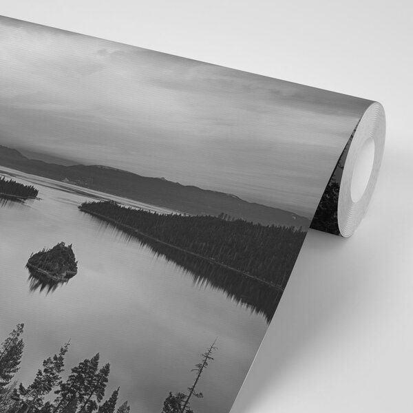 Fototapet seara devreme lângă lac în alb-negru