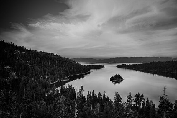 Fototapet seara devreme lângă lac în alb-negru