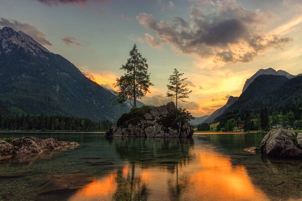 Fototapet peisaj montan lângă lac
