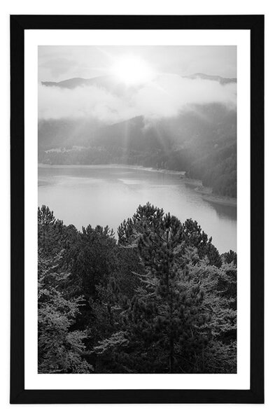 Poster cu passepartout râul în mijlocul pădurii în design alb-negru