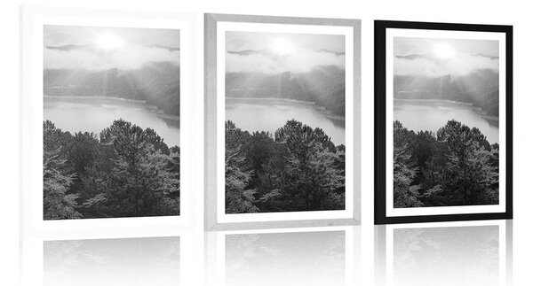 Poster cu passepartout râul în mijlocul pădurii în design alb-negru