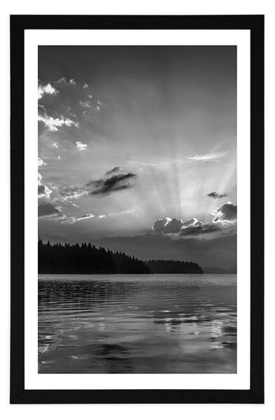 Poster cu passepartout reflecția lacului de munte în design alb-negru