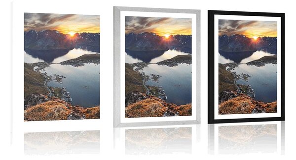 Poster cu passepartout panoramă montană fermecătoare cu apus de soare