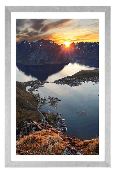 Poster cu passepartout panoramă montană fermecătoare cu apus de soare