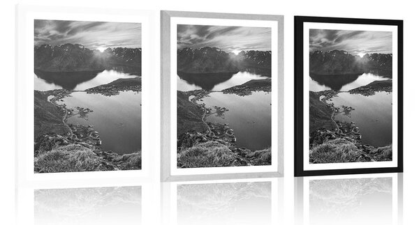 Poster cu passepartout panoramă montană fermecătoare cu apus de soare în design alb-negru