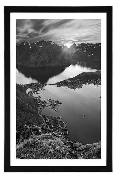 Poster cu passepartout panoramă montană fermecătoare cu apus de soare în design alb-negru