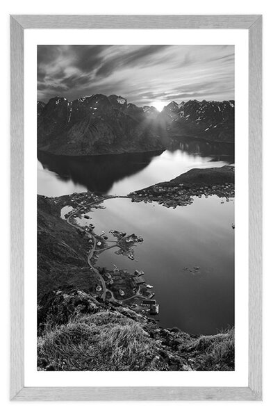 Poster cu passepartout panoramă montană fermecătoare cu apus de soare în design alb-negru
