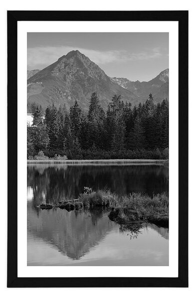 Poster cu passepartout panorama munților frumoasă lângă lac în design alb-negru