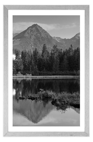 Poster cu passepartout panorama munților frumoasă lângă lac în design alb-negru