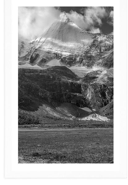 Poster cu passepartout peisaj montan maiestuos în design alb-negru