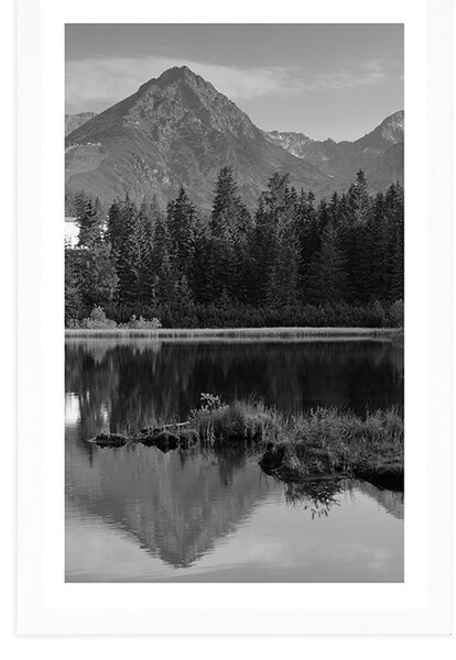 Poster cu passepartout panorama munților frumoasă lângă lac în design alb-negru