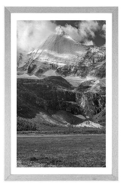 Poster cu passepartout peisaj montan maiestuos în design alb-negru