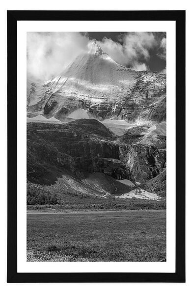 Poster cu passepartout peisaj montan maiestuos în design alb-negru