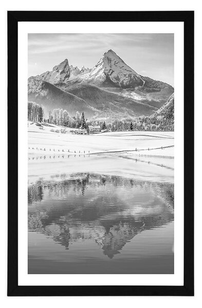 Poster cu passepartout peisaj înzăpezit în Alpi în design alb-negru