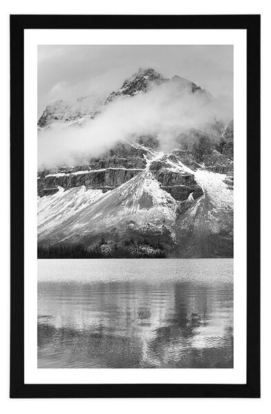 Poster cu passepartout lacul din apropierea muntelui frumos în design alb-negru