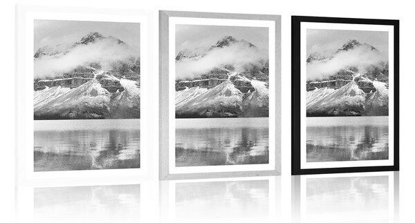 Poster cu passepartout lacul din apropierea muntelui frumos în design alb-negru