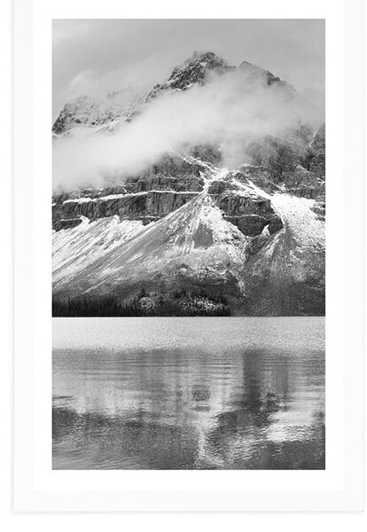 Poster cu passepartout lacul din apropierea muntelui frumos în design alb-negru