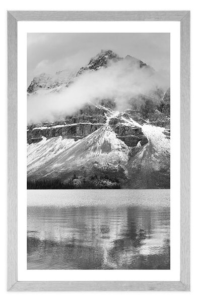 Poster cu passepartout lacul din apropierea muntelui frumos în design alb-negru