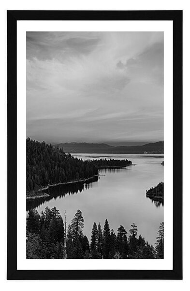 Poster cu passepartout lacul la apus de soare în design alb-negru