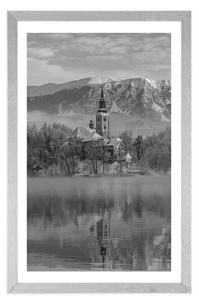 Poster cu passepartout biserică lângă lacul Bled din Slovenia în design alb-negru