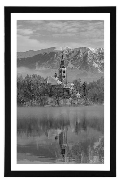 Poster cu passepartout biserică lângă lacul Bled din Slovenia în design alb-negru