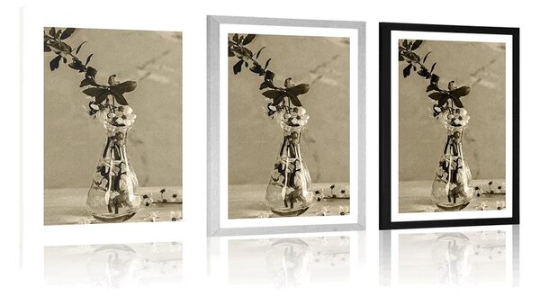 Poster cu passepartout crenguță de cireș într-o vază în design sepia
