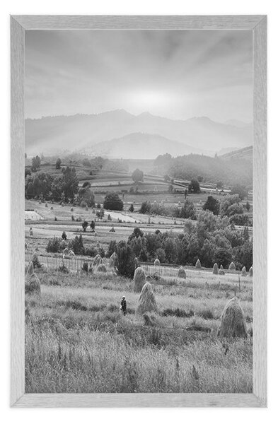 Poster grămadă de fân în munțile carpaților în design alb-negru