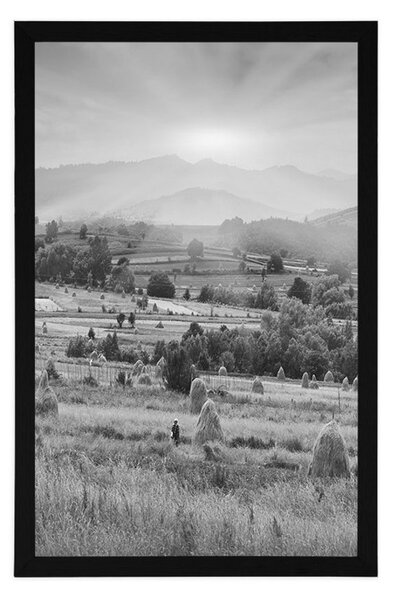 Poster grămadă de fân în munțile carpaților în design alb-negru