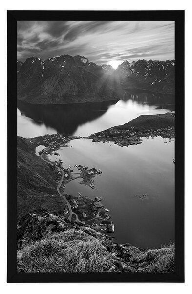 Poster panoramă montană fermecătoare cu apus de soare în design alb-negru