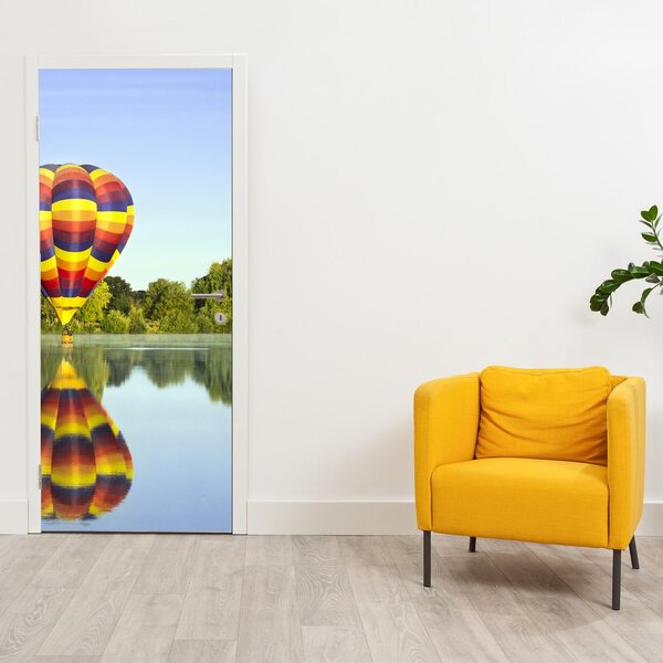 Fototapet pentru ușă - Balon cu aer cald pe lac (95x205cm)