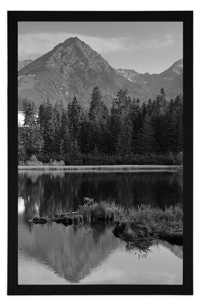 Poster panorama munților frumoasă lângă lac în design alb-negru