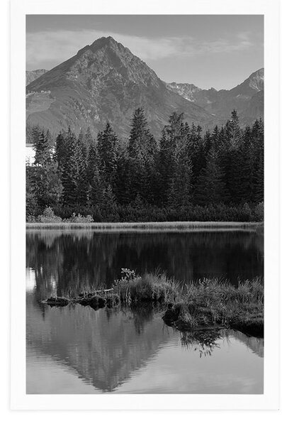 Poster panorama munților frumoasă lângă lac în design alb-negru