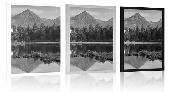 Poster panorama munților frumoasă lângă lac în design alb-negru