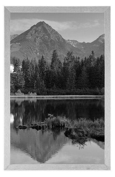 Poster panorama munților frumoasă lângă lac în design alb-negru